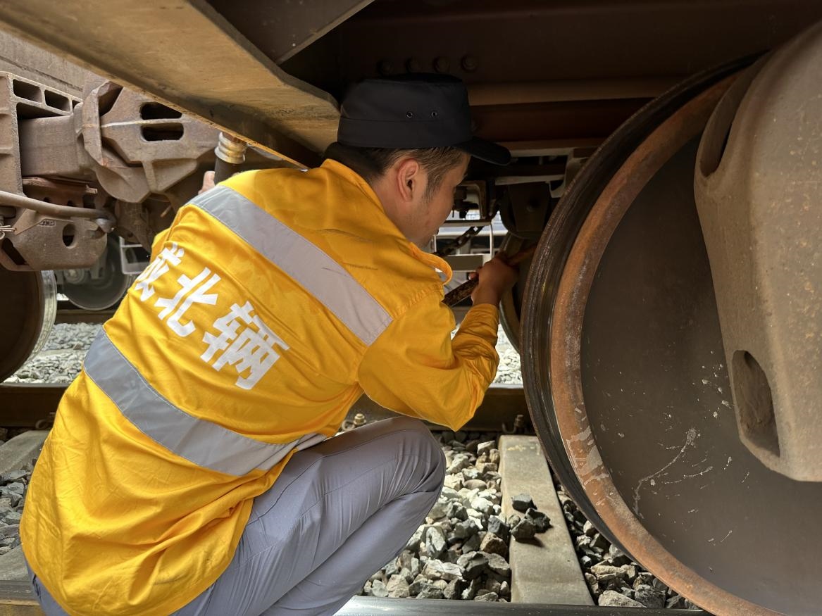 劉偉在進行列車檢查工作。人民網(wǎng) 王紹紹攝