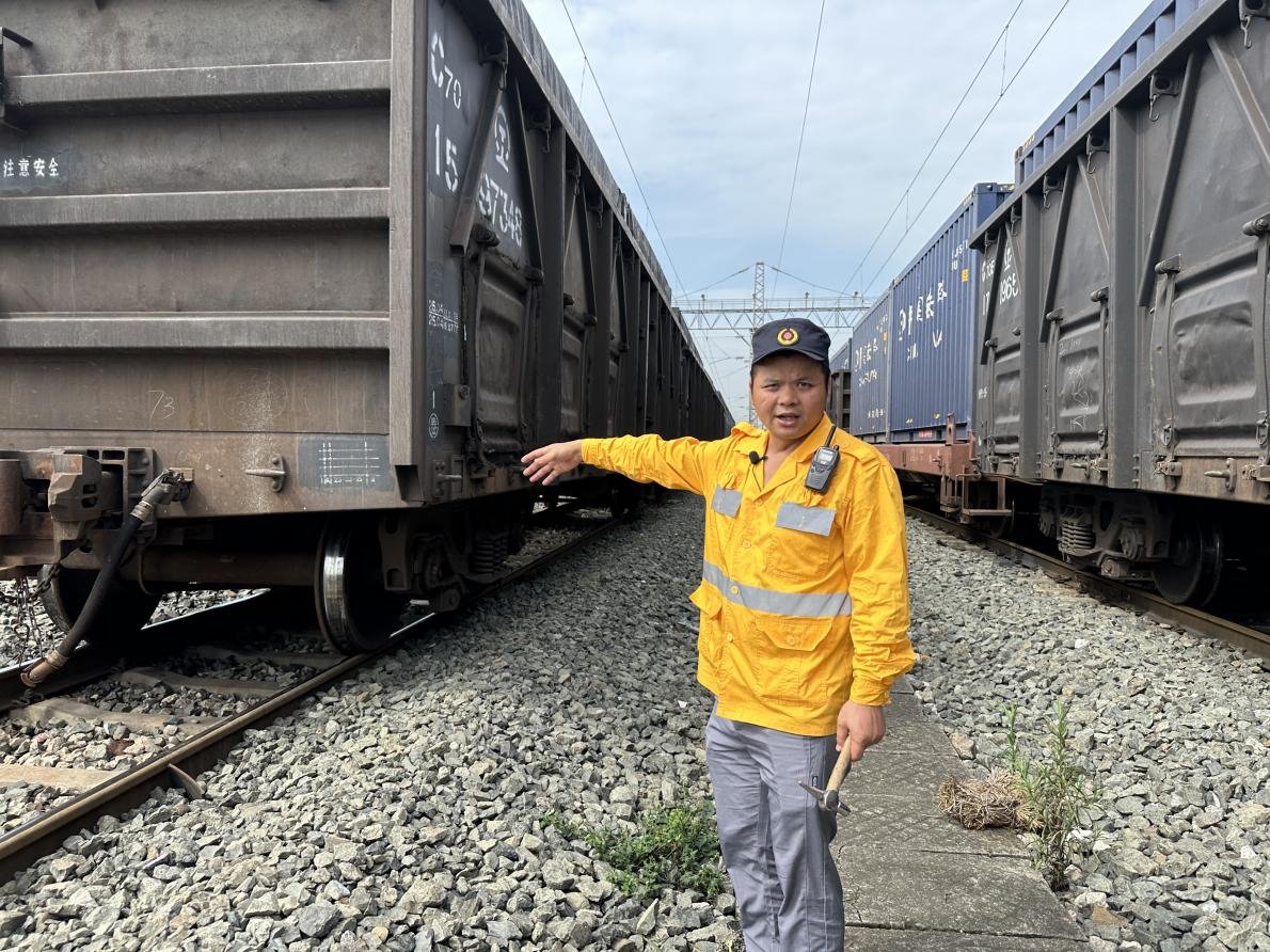 劉偉在向記者介紹檢車注意事項。人民網(wǎng) 王紹紹攝