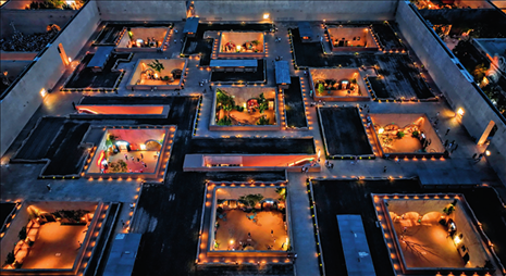 游客在“只有河南·戲劇幻城”景區(qū)游玩(2023年6月21日攝)