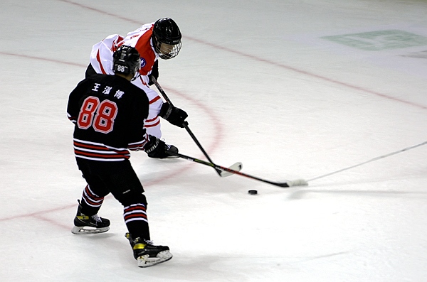 陜西隊(duì)球員馬思成與黑龍江隊(duì)球員王泓博爭搶。人民網(wǎng)記者 胡雪蓉?cái)z