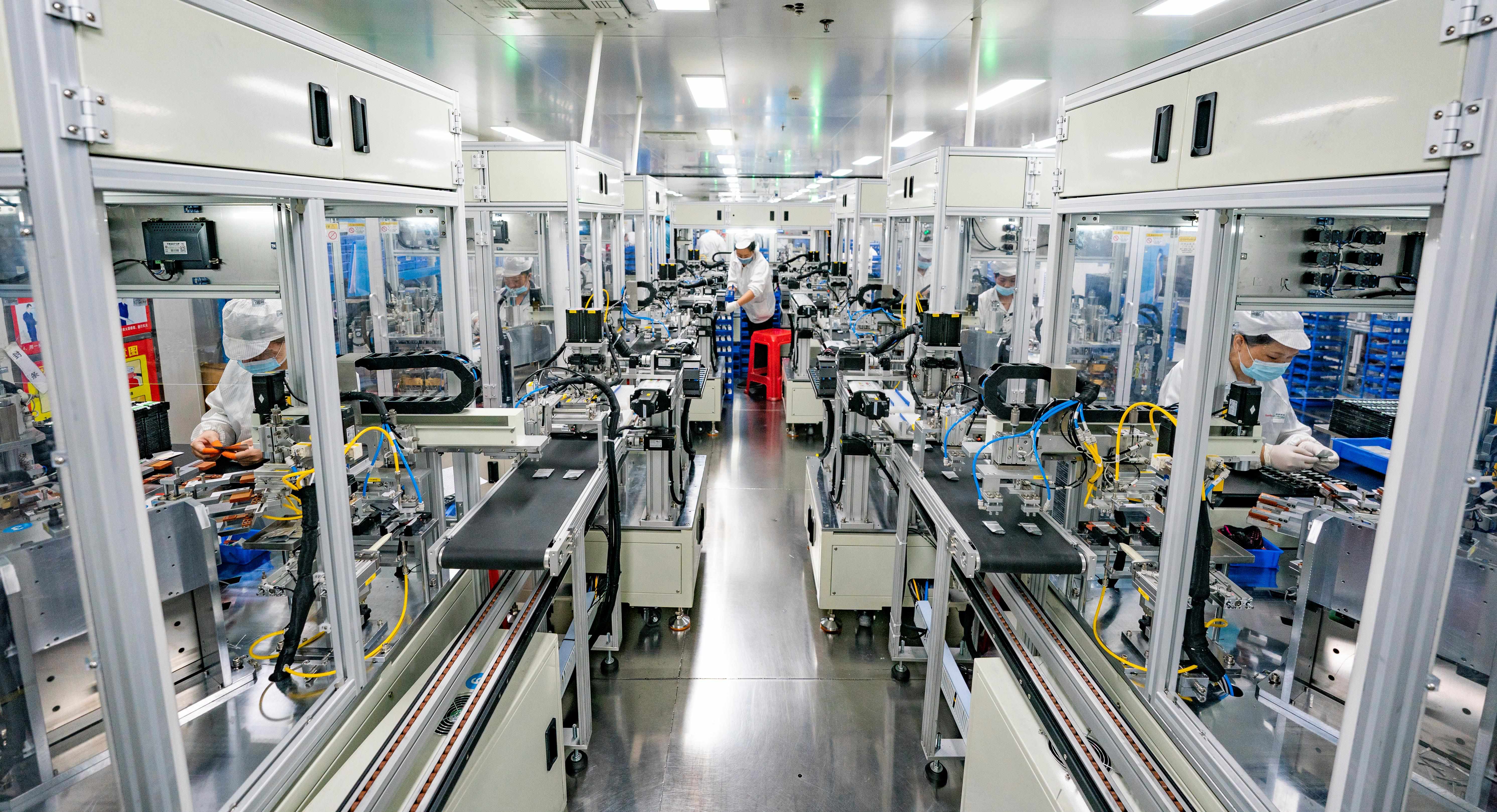 2023年5月17日，江西新余一家電子公司生產(chǎn)車間內(nèi)，技術(shù)工人在鋰電池生產(chǎn)線忙于趕制訂單產(chǎn)品。