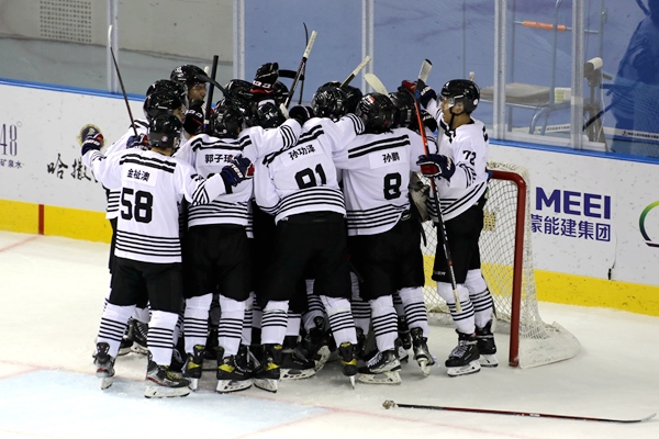 內(nèi)蒙古隊球員慶祝比賽勝利。人民網(wǎng)記者 胡雪蓉攝