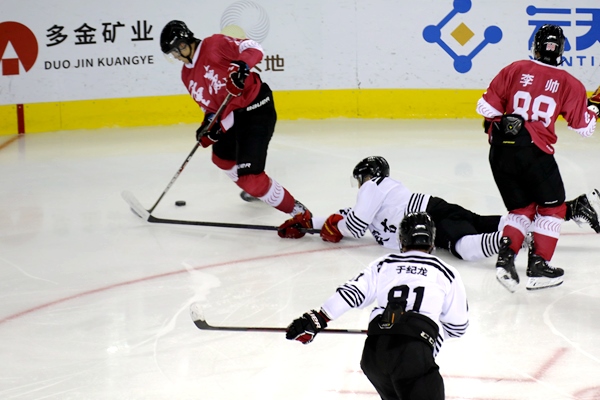 重慶隊球員與內(nèi)蒙古球員拼搶。人民網(wǎng)記者 胡雪蓉攝