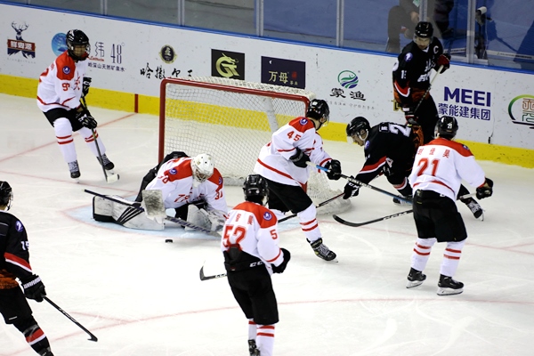 門前混戰(zhàn)。人民網(wǎng)記者 胡雪蓉攝