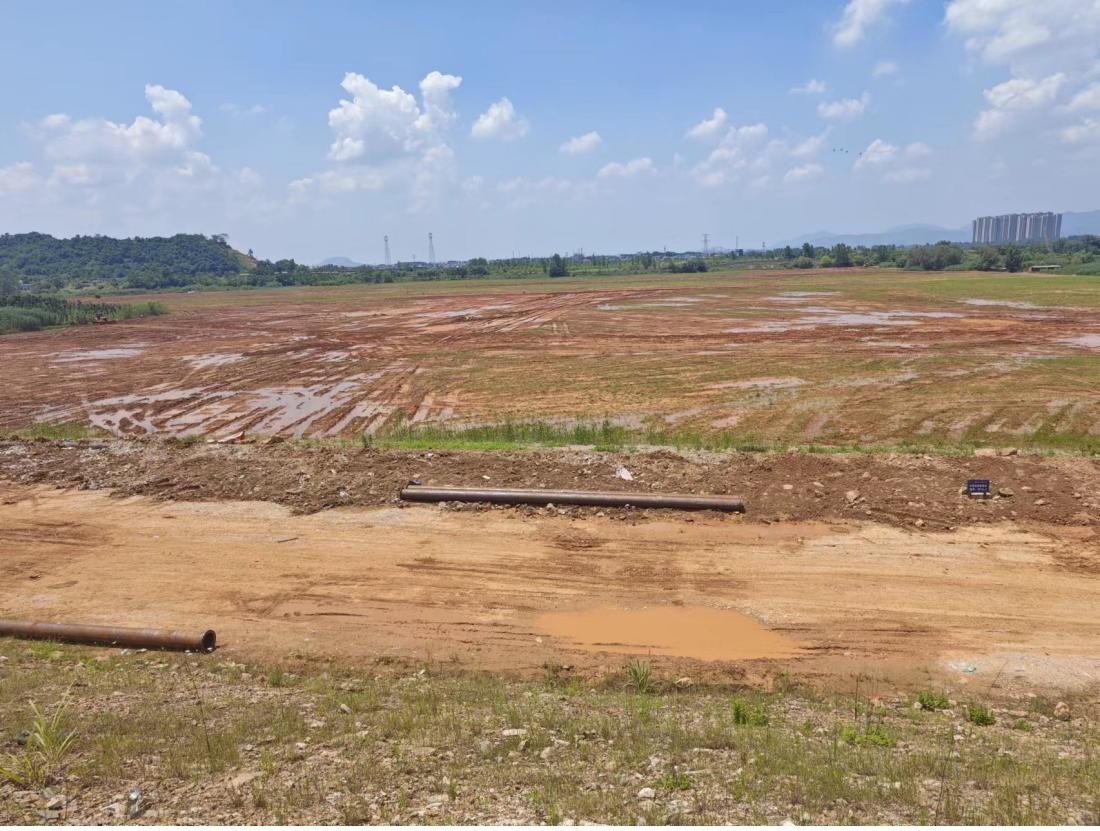 污染控制工程區(qū)域土地已被平整。 人民網(wǎng)記者 黃鈺攝