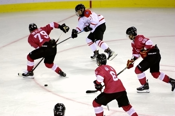 重慶隊球員常久遠(左)與陜西隊球員呂知宜拼搶。人民網(wǎng)記者 胡雪蓉攝