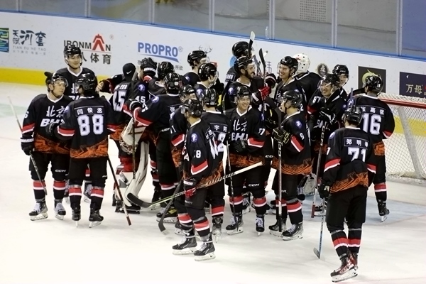 北京隊慶祝奪冠。人民網(wǎng)記者 胡雪蓉攝