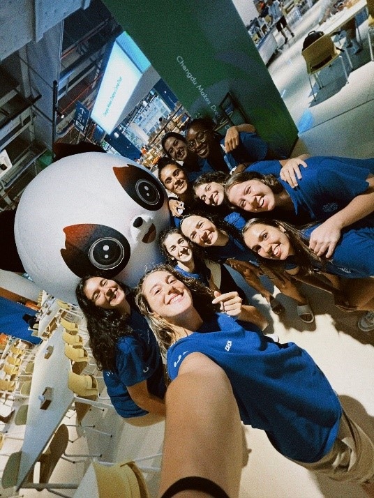 葡萄牙女籃隊(duì)員在成都大運(yùn)村自拍。 受訪者供圖