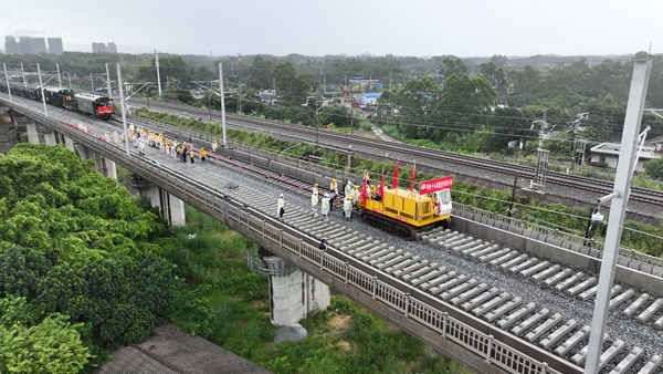 防東鐵路鋪軌現(xiàn)場航拍。