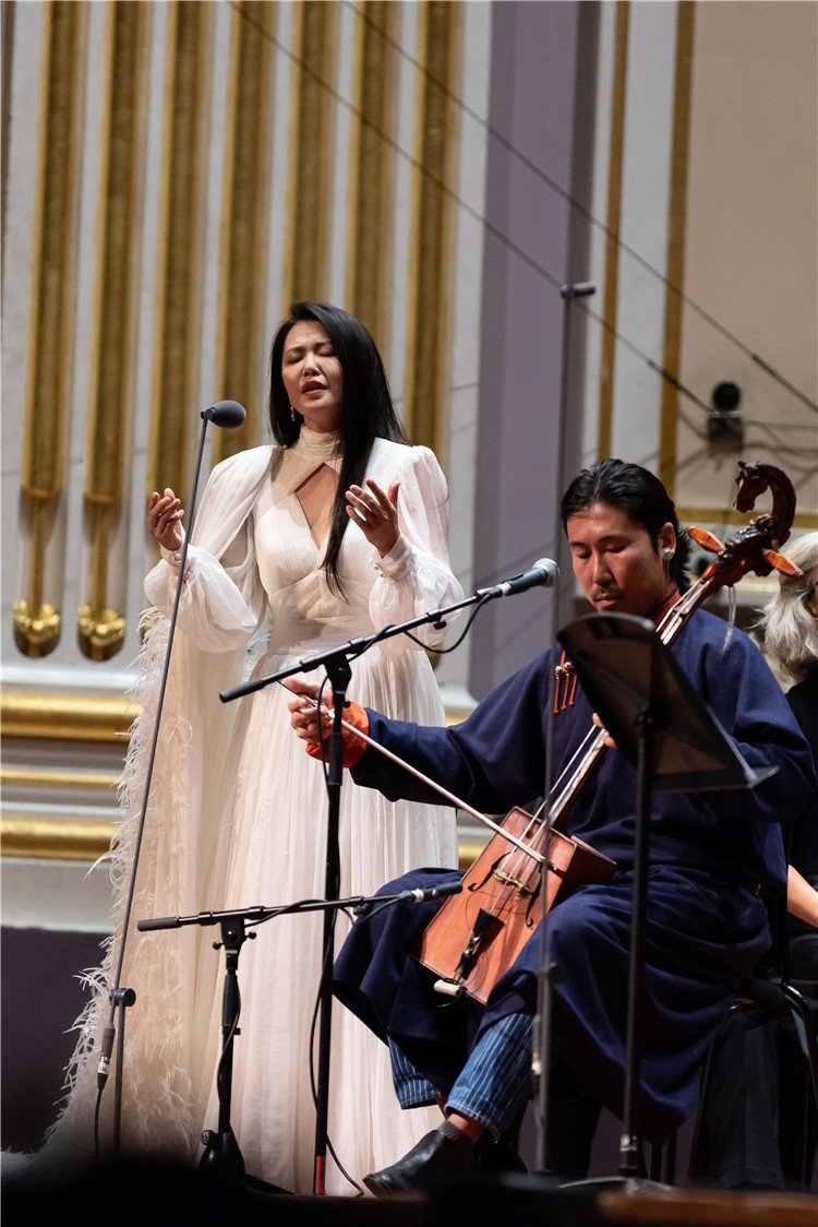 圖片說明： 8月5日，2023愛丁堡國際藝術節(jié)開幕式音樂會《慈悲頌》的演出現(xiàn)場。藝術節(jié)組委會供圖