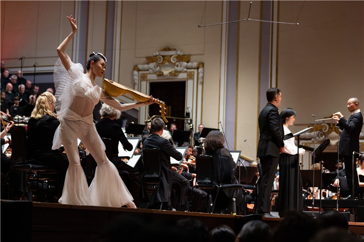 圖8月5日，2023愛丁堡國際藝術節(jié)開幕式音樂會《慈悲頌》的演出現(xiàn)場。藝術節(jié)組委會供圖