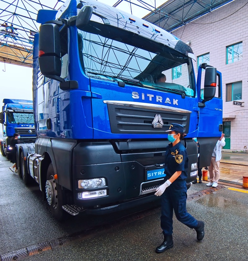 關(guān)員正在對(duì)出口車輛進(jìn)行登臨檢查。人民網(wǎng)記者 栗翹楚攝