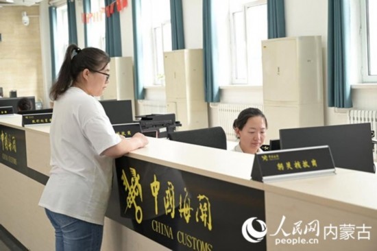 代理報關(guān)企業(yè)正在滿洲里車站海關(guān)綜合服務(wù)大廳辦理業(yè)務(wù)。人民網(wǎng) 寇雅楠攝