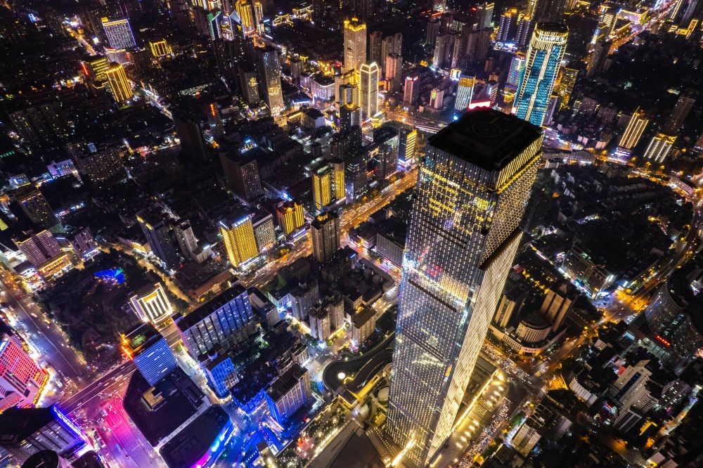 這是6月7日夜間拍攝的長(zhǎng)沙城區(qū)景色（無(wú)人機(jī)照片）。新華社記者 陳思汗 攝