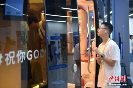 圖為學(xué)員們?cè)谑卒搱@內(nèi)的百度Apollo Park參觀。<a target='_blank' href='/' ><p align=