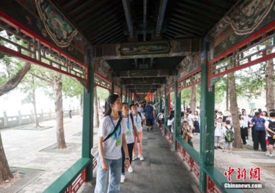 圖為學(xué)員們游覽長(zhǎng)廊。<a target='_blank' href='/'><p align=