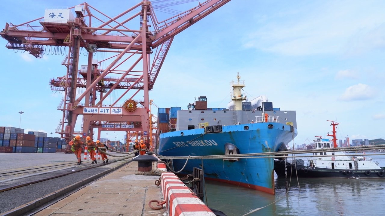 7月22日上午，“絲路海運”電商快線“海豐蛇口”輪?？繌B門海天碼頭12號泊位裝卸集裝箱貨物。人民網(wǎng)記者 蘭志飛攝