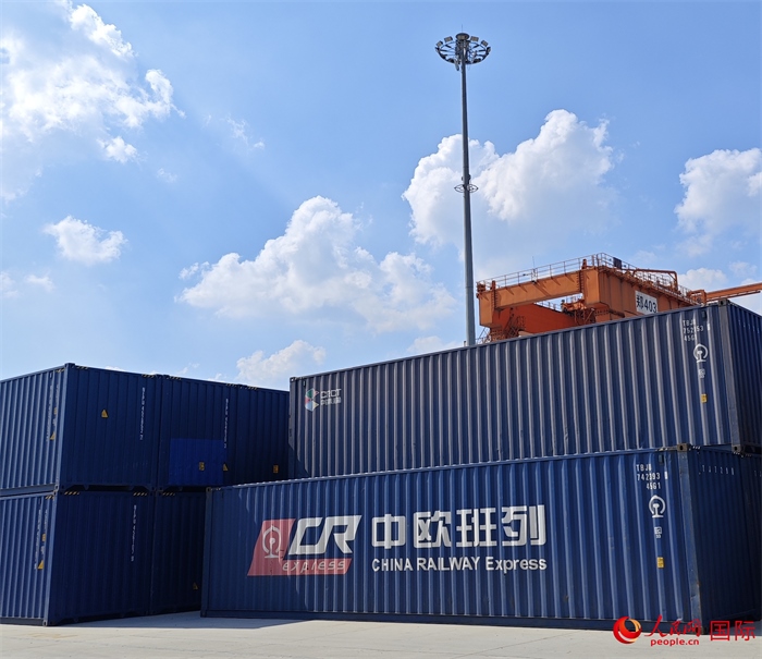 8月3日，中歐班列（中豫號）集裝箱在鄭州車站海關(guān)等候查驗。人民網(wǎng) 崔譯戈攝