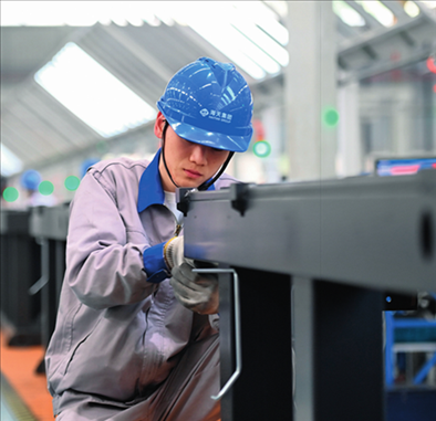 工人在海天國際控股有限公司海天大港生產(chǎn)基地作業(yè)（2023年2月1日攝）。黃宗治攝/本刊