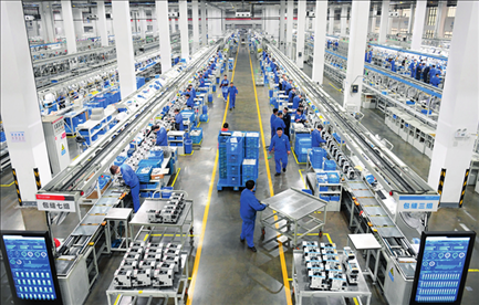 在位于浙江省臺州市的杰克科技股份有限公司，工作人員在裝配車間裝配縫紉機（2023年3月23日攝）。翁忻旸攝/本刊