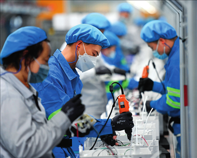 工人在浙江沁園水處理科技有限公司生產(chǎn)車間組裝家用凈水產(chǎn)品（2023年3月22日攝）。黃宗治攝/本刊