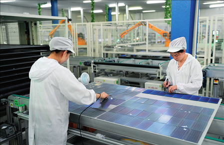 在浙江省臺州市黃巖區(qū)省級專精特新“小巨人”企業(yè)浙江公元新能源科技股份有限公司，工作人員生產(chǎn)太陽能電池組（2023年8月9日攝）。翁忻旸攝/本刊