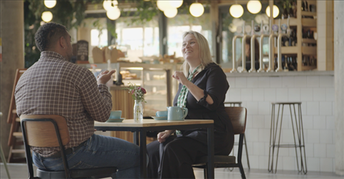 凱茜·瑪格與手語教學(xué)者交流。帕特里克·謝德-西蒙茲攝