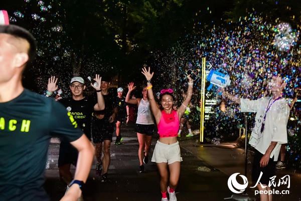 運(yùn)動(dòng)愛好者參加上海外灘楓徑NIKE熒光跑。圖片由BFC外灘金融中心提供