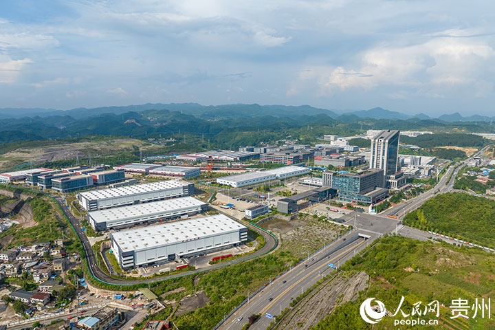 航拍貴陽(yáng)綜保區(qū)。人民網(wǎng)記者 涂敏攝