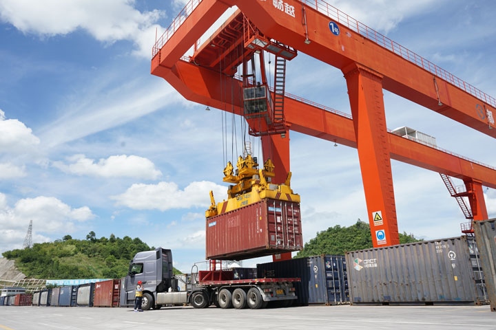 在貴陽(yáng)國(guó)際陸港，正在作業(yè)的龍門(mén)吊。貴陽(yáng)綜保區(qū)供圖
