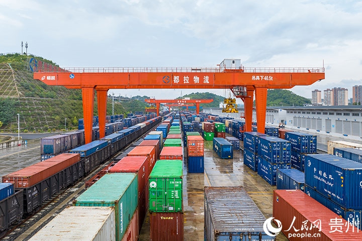 裝滿貨物的集裝箱整齊排列在貴陽(yáng)國(guó)際陸港。人民網(wǎng)記者 涂敏攝