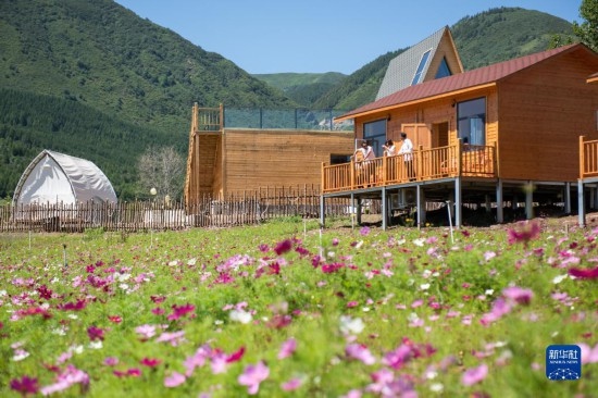 8月12日，游客在寧夏固原市涇源縣大灣鄉(xiāng)楊嶺村的民宿聊天。新華社記者 李旭倫 攝