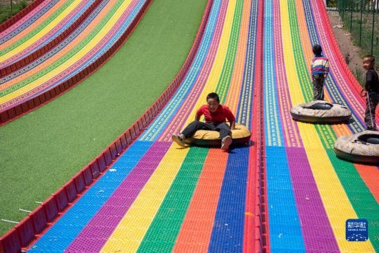 8月12日，小朋友在寧夏固原市涇源縣大灣鄉(xiāng)楊嶺村玩耍。新華社記者 李旭倫 攝