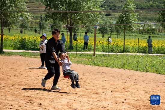 8月12日，游客在寧夏固原市涇源縣大灣鄉(xiāng)楊嶺村玩耍。新華社記者 李旭倫 攝