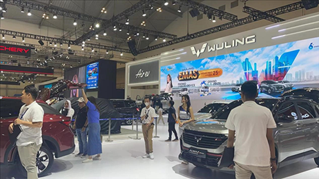 印尼消費者參觀上汽五菱的展臺。趙世祺 攝