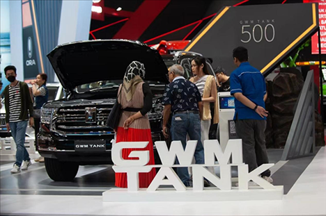 印尼消費者參觀長城汽車的展臺。趙猛 攝