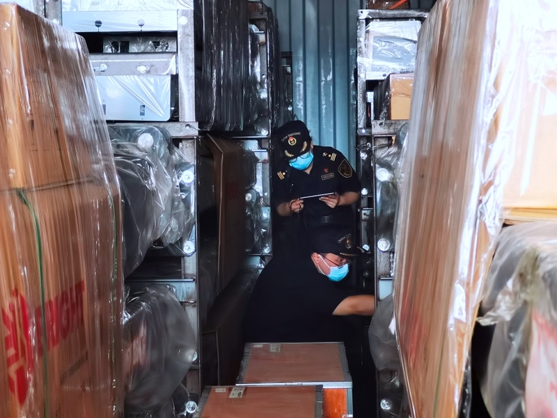 關員利用工業(yè)內窺鏡在集裝箱內進行查驗。人民網(wǎng)記者 栗翹楚攝