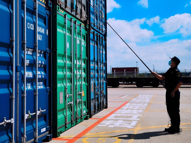 關員利用工業(yè)內窺鏡檢查箱號、鎖號、封志情況。人民網(wǎng)記者 栗翹楚攝