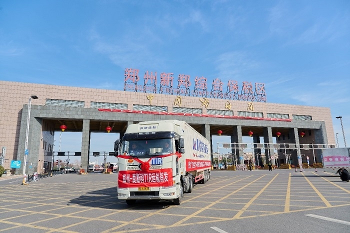 2023年2月20日，鄭州—莫斯科TIR運(yùn)輸首發(fā)車(chē)輛駛出鄭州新鄭綜合保稅區(qū)。新鄭海關(guān)供圖