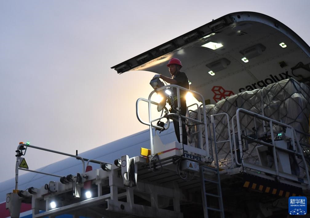 8月1日，工作人員在中國鄭州新鄭國際機(jī)場為一架盧森堡貨航貨機(jī)裝貨。新華社記者 李嘉南 攝