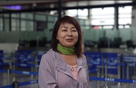 7月22日，曾經(jīng)在老撾瑯勃拉邦工作過3年的加拿大華僑孫月玲乘坐中老鐵路國際旅客列車從中國出境。衛(wèi)海林 攝