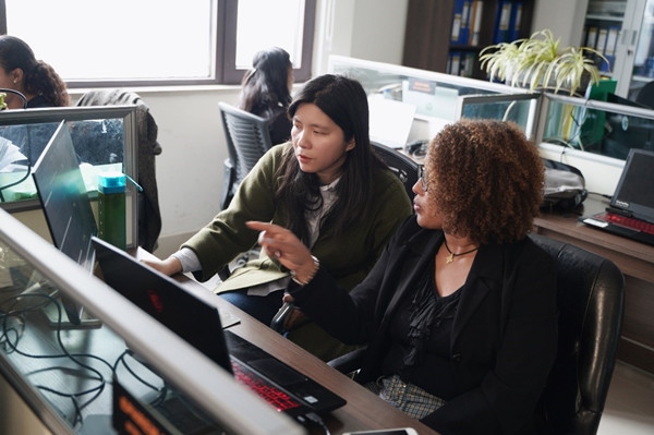 梅德哈妮（右）與中國同事討論設(shè)計方案。受訪對象供圖