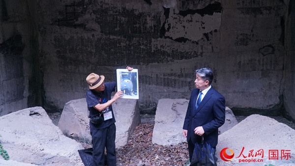 毒氣島歷史研究所事務(wù)局長山內(nèi)正之在毒氣儲存遺址為大家介紹日軍發(fā)動毒氣戰(zhàn)的罪證。人民網(wǎng) 蔣曉辰攝