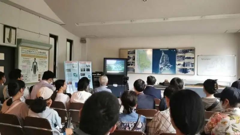 觀看日軍發(fā)動毒氣戰(zhàn)的影像資料。中國駐大阪總領(lǐng)事館供圖