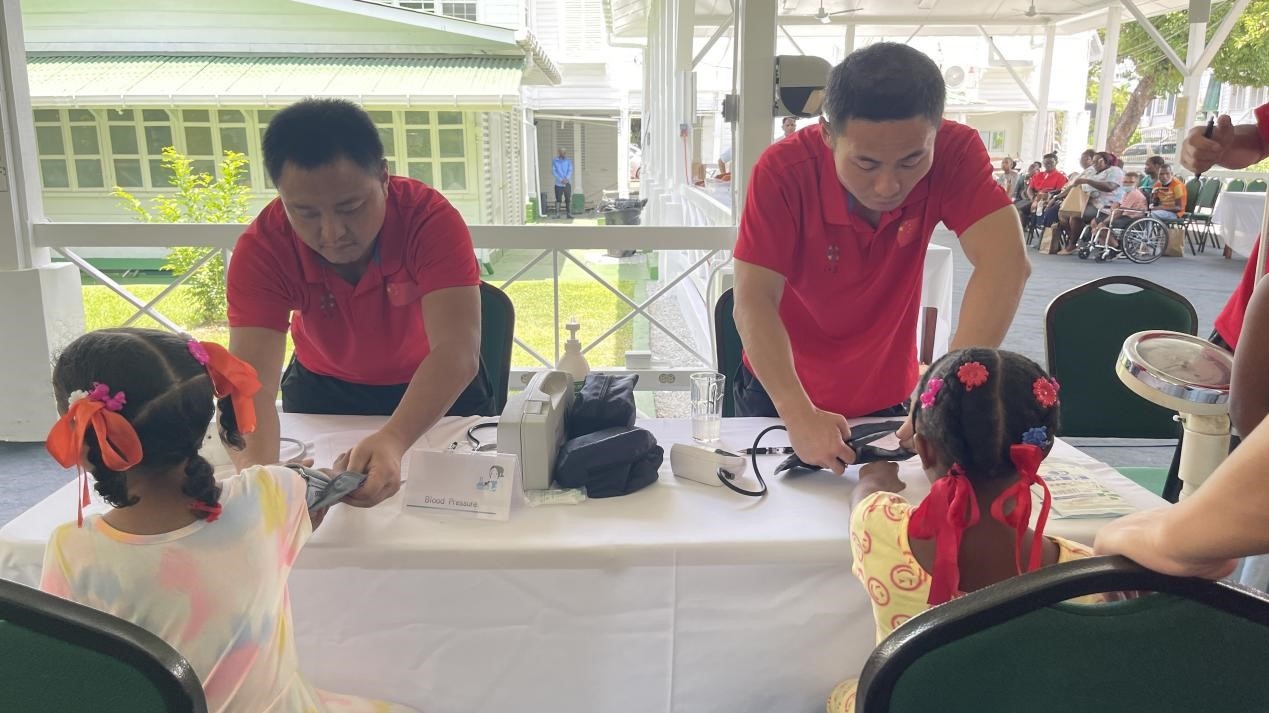 醫(yī)療隊員為福利院兒童進行檢查。第18期援圭亞那醫(yī)療隊供圖