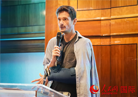 萊昂·麥卡倫分享張家界故事。人民網(wǎng) 郭錦標攝