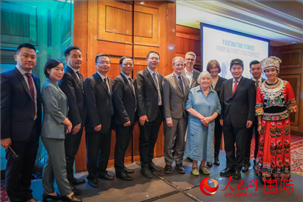 張家界文化旅游推介會部分嘉賓合影。人民網(wǎng) 郭錦標攝