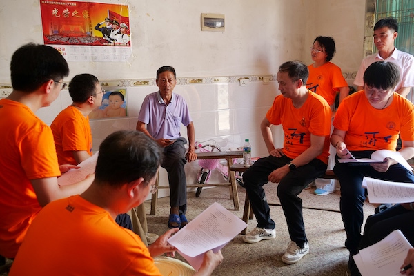 江西上饒“千村調(diào)查”分隊(duì)于余干縣上西源村入戶調(diào)查。校方供圖