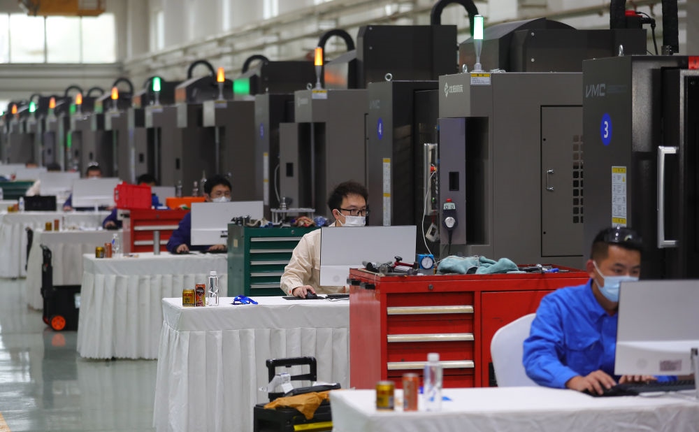 參賽選手在在2022“一帶一路”暨金磚國家技能發(fā)展與技術創(chuàng)新之“通用技術杯”數(shù)控多軸加工大賽中比拼（2022年11月10日攝）。新華社記者 楊青 攝