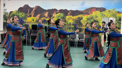 臨潢家園社區(qū)居民在烏蘭牧騎排練廳編排舞蹈。人民網(wǎng)記者 金洪花攝